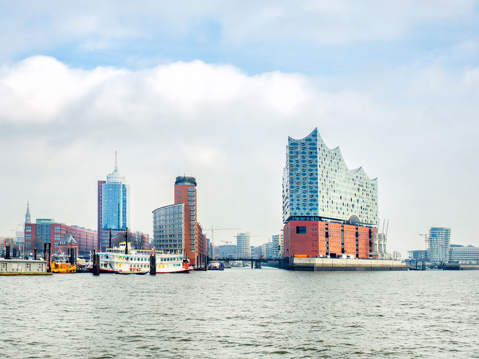 Das Foto zum Beitrag "Entwicklung der HafenCity Hamburg" zeigt die HafenCity mit Blick auf die Elbphilharmonie.