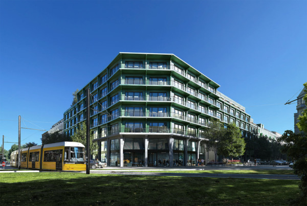 Das Hainwerk in Berlin von vorne. Das gebäude hat eine grüne, metallische Fassade mit großen Fenstern.