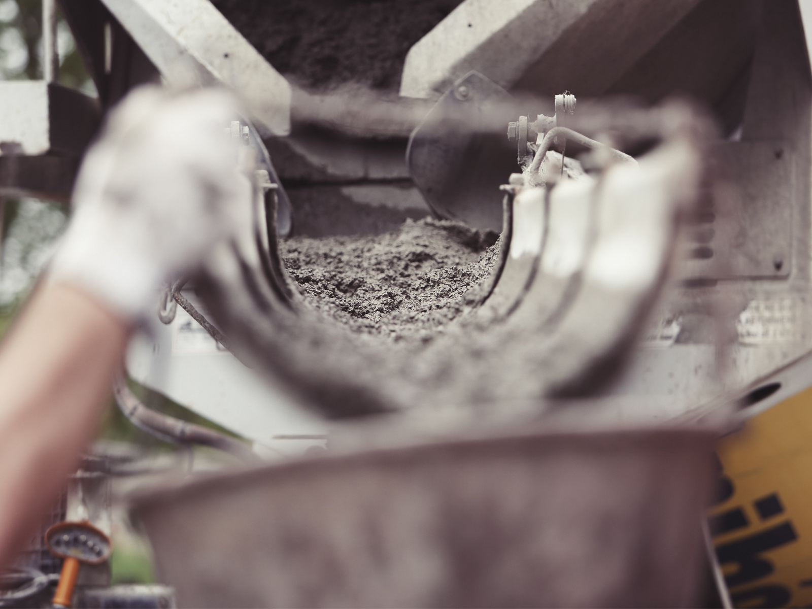 Das Bild zum Beitrag "Heidelberg Materials kauft Zementwerk in Indonesien" zeigt beispielhaft einen Zementmischer, aus dem Zement herausläuft.