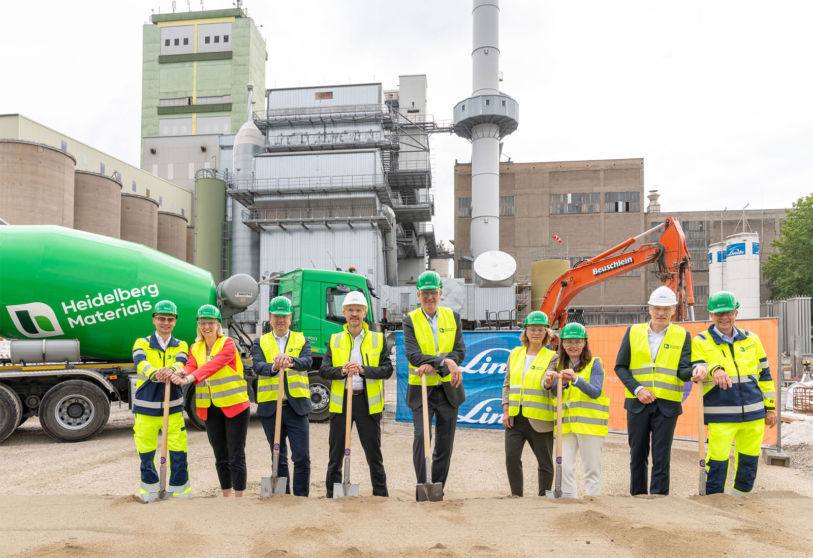 8 Personen stehen mit Warnwesten im Heidelberg Materials Werk in Lengfurt.