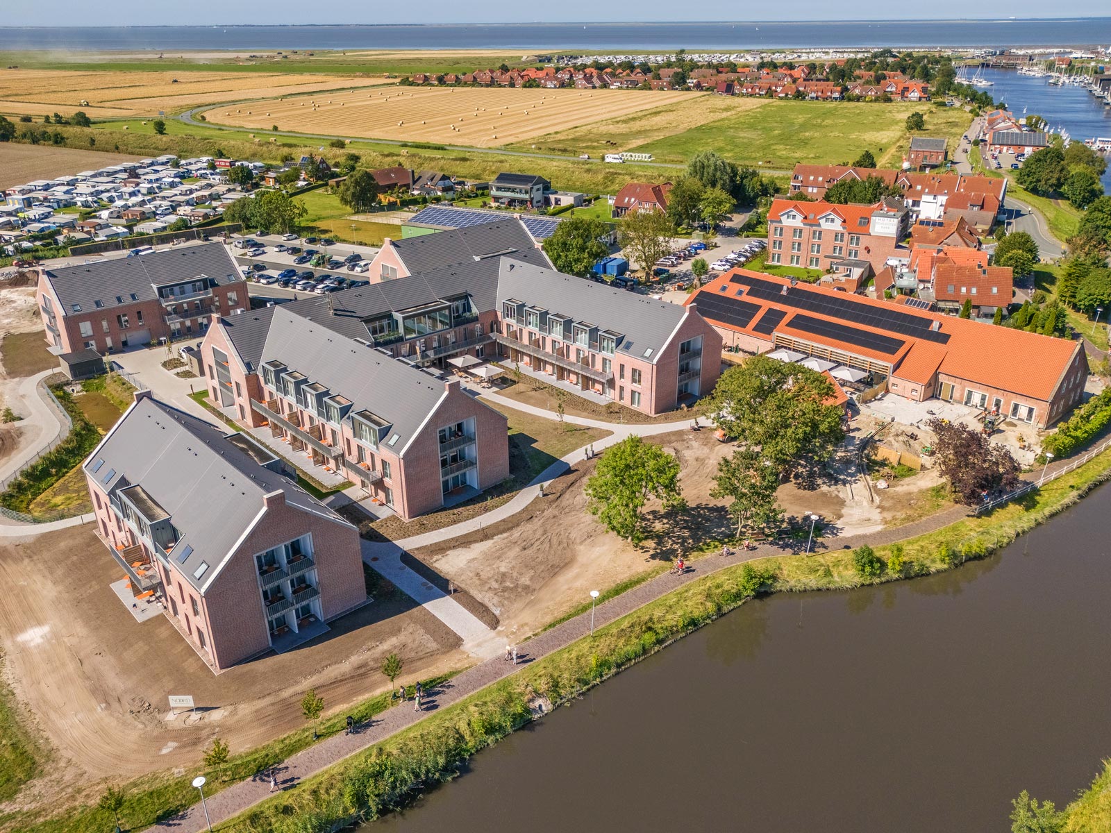 Das Hotel NOORD in Carolinensiel liegt direkt an der Harle, die kurz nach dem Gebäudekomplex in die Nordsee mündet