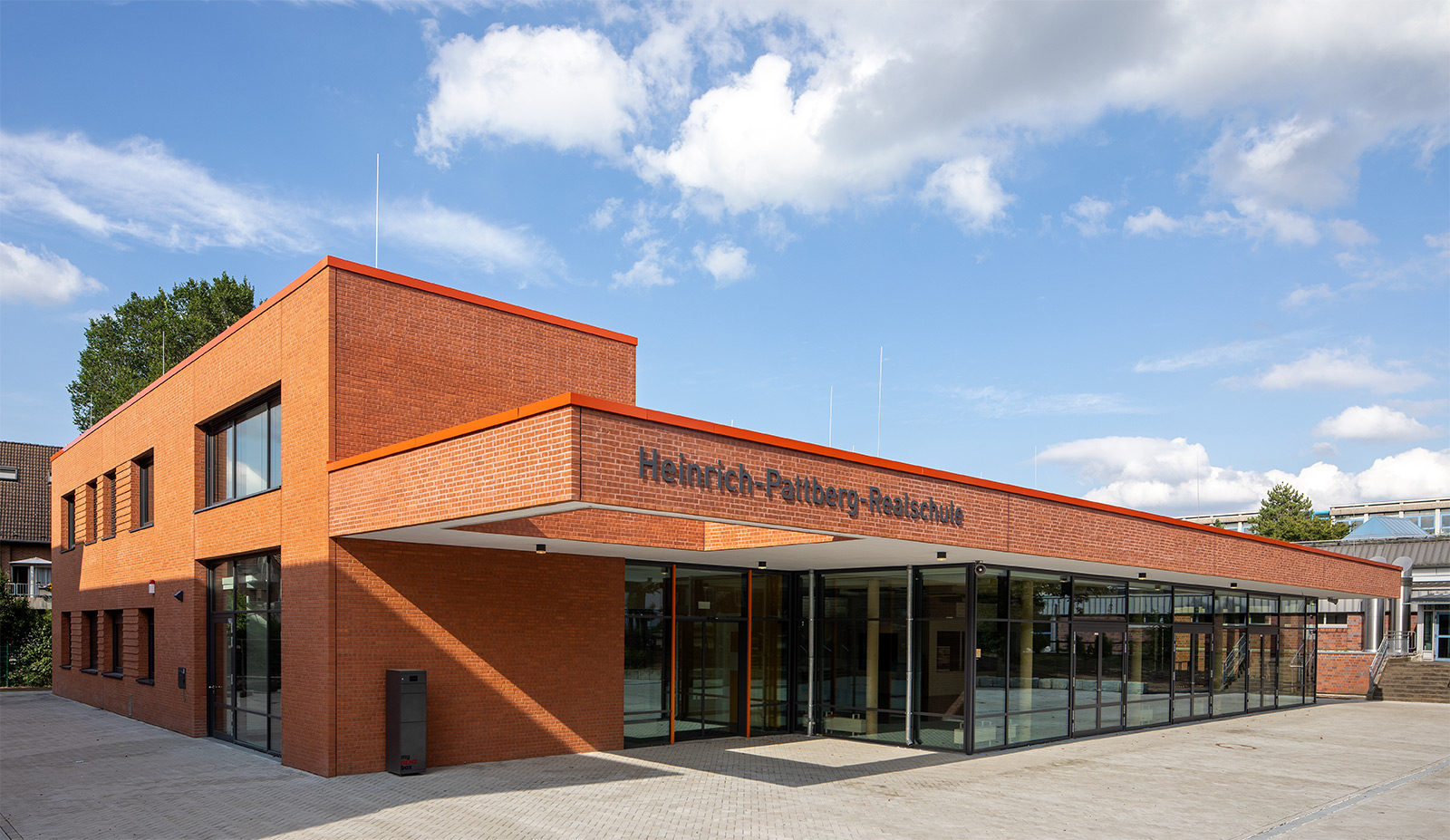 Eingang der Heinrich-Pattberg Realschule in Duisburg: Die Fassade ist aus rotem Klinker.
