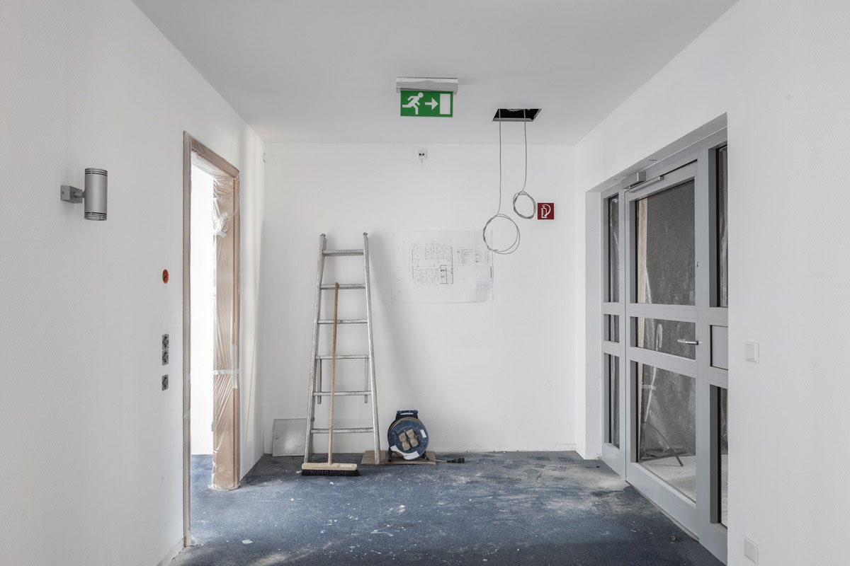 Leiter steht an einer weißen Wand