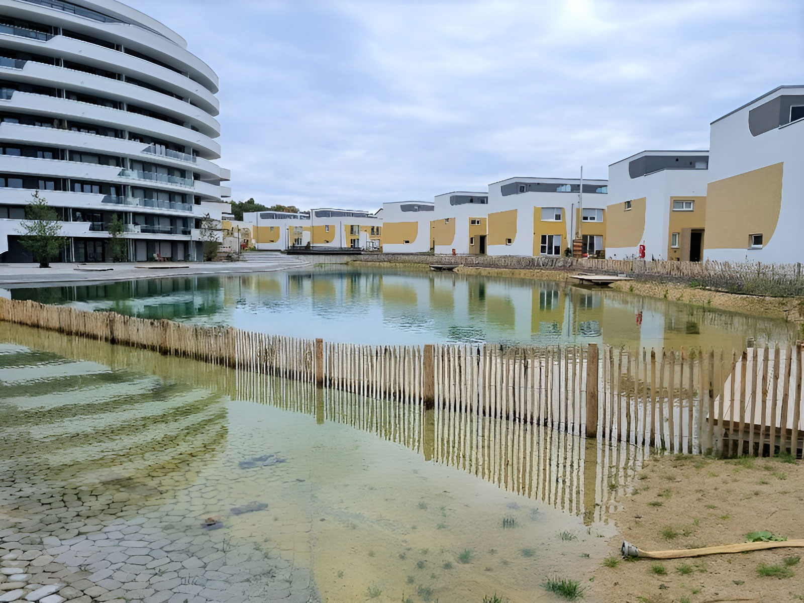 Das Profilbild der Hydraton GmbH aus Neuffen zeigt im Hintergrund ein Gebäude und im Vordergrund eine große Wasserfläche.