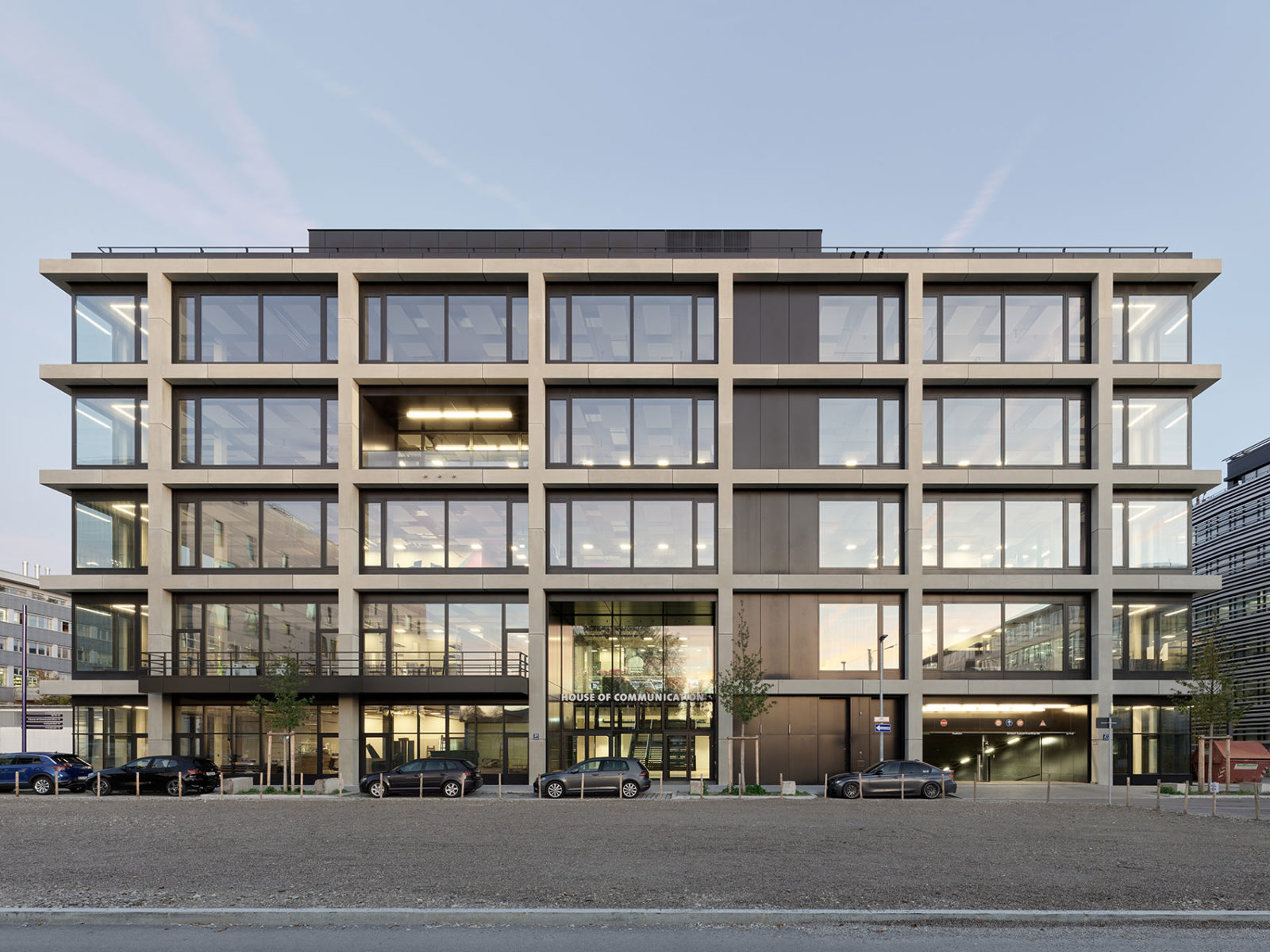 Bild des House of Communication in München (i5-i7 des iCampus). Das neue Serviceplan Group Headquarter strahlt durch gerade Linien und große Fenster Leichtigkeit aus.