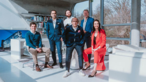 5 Männer und eine Frau grinsen in die Kamera. Es sind die Teams/Inhaber von Infener und Hadi Teherani.