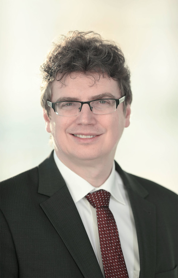 Portraitfoto von Jakob Richter, Leiter der Geschäftsstelle der Metropolregion Hamburg