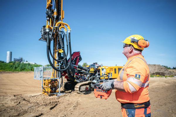 BAUER-Mitarbeiter bedient auf dem Baufeld Kellerbergbreite in Schrobenhausen eine Baumaschine.