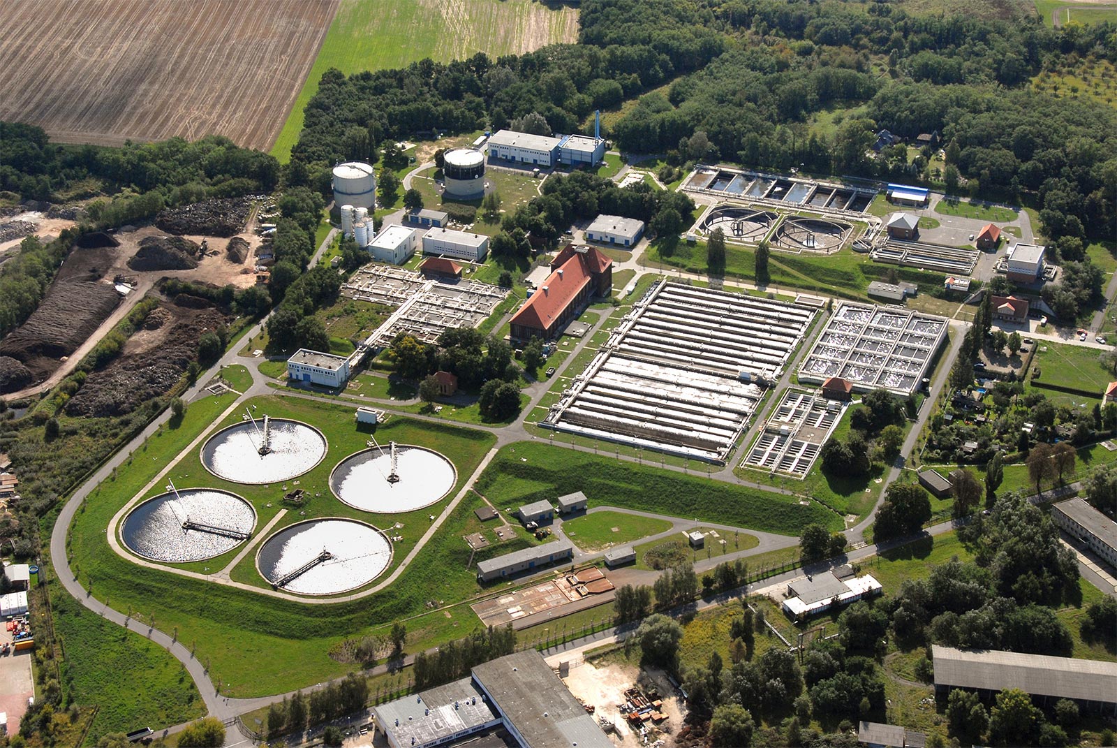 Luftaufnahme: Klärwerk Stahnsdorf zwischen Feldern, Wald und Industriegebiet
