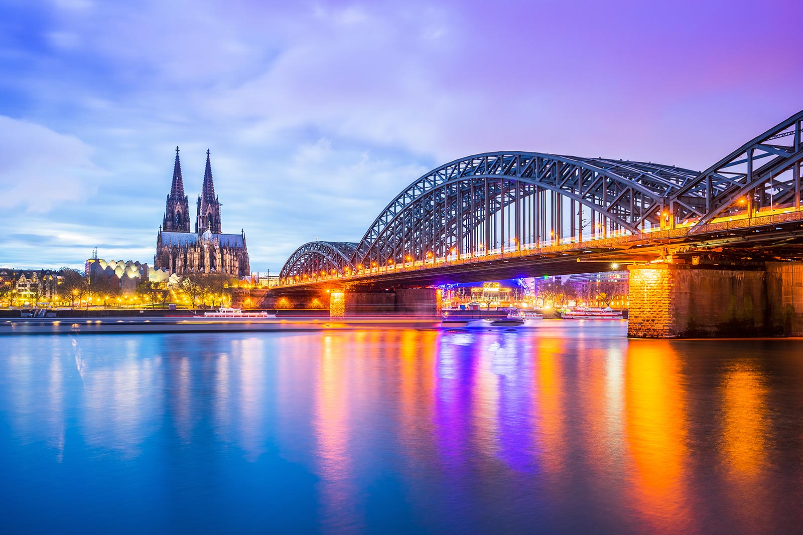 Köln in der Dämmerung.