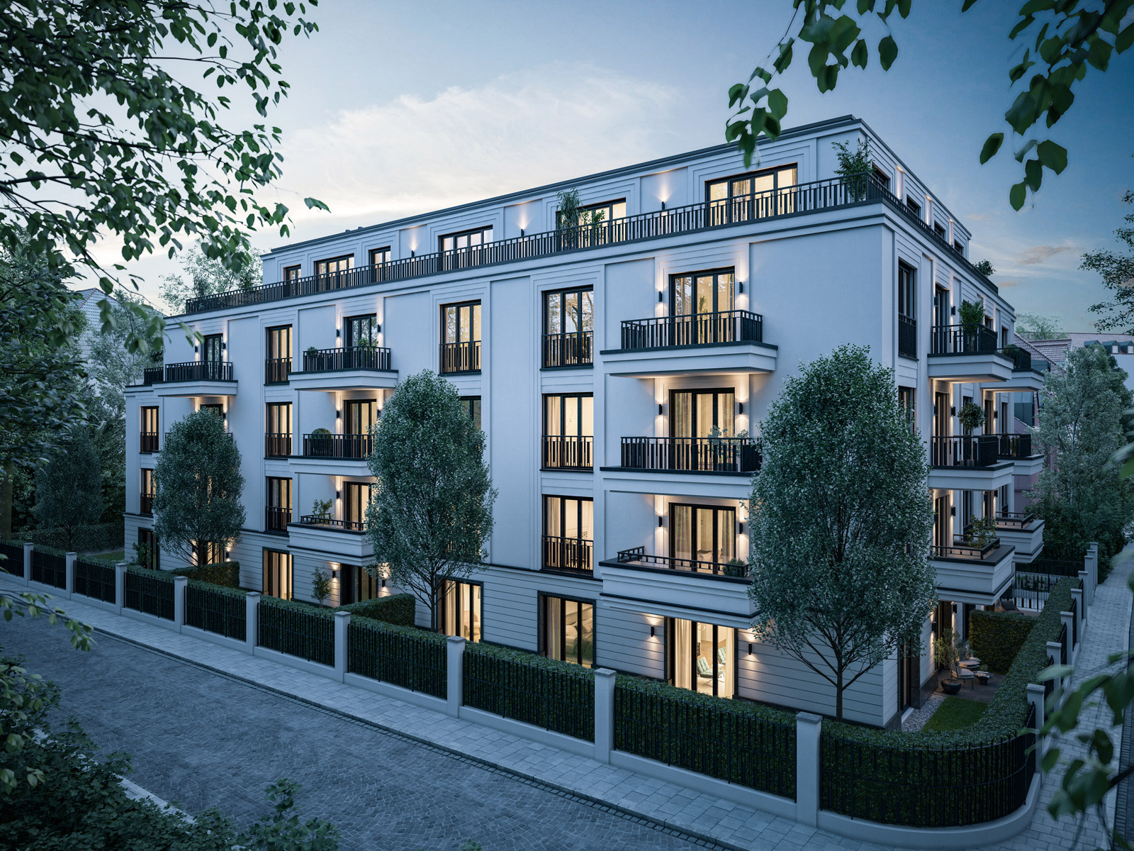 Die Visualisierung des Haus Königswiese in München zeigt den geplanten Neubau: 5 stöckiges weißes Haus mit schwarzen Fenstern, Balkongeländern und einem mit einer Hecke bewachsenen schwarzen Zaun. Das Gebäude sieht durch die hohen Kontraste sehr edel aus.