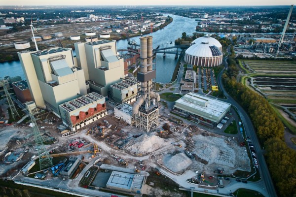 Das Kraftwerk in Hamburg Moorburg aus Luft, die Kamine stehen noch.