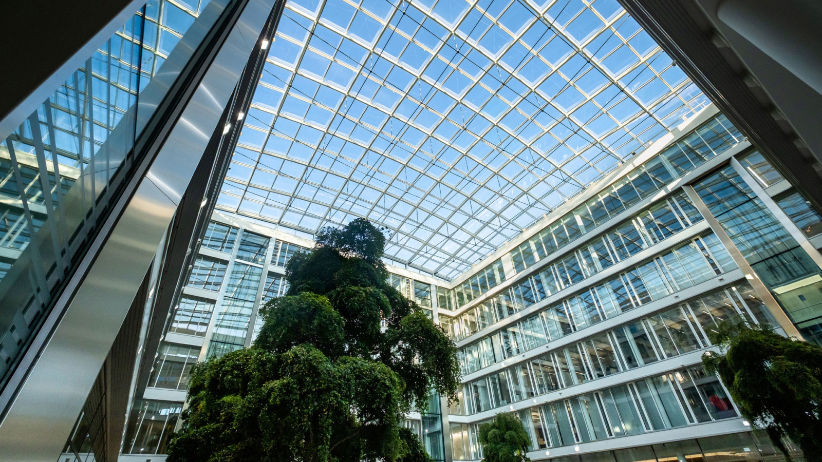 Großflächige Glas-Überdachung eines Innenhofes