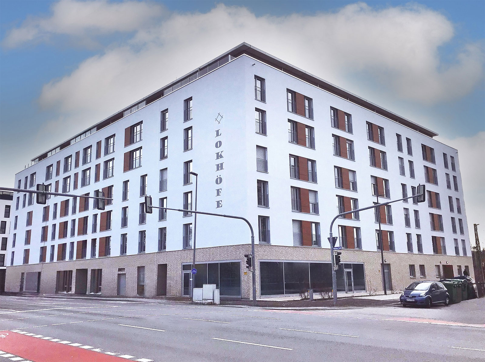 Das Studierendenwohnheim im neuen Stadtquartier LOKHÖFE Rosenheim: Siebengeschpssiges, rechteckiges Wohngebäude mit weißer Fassade.
