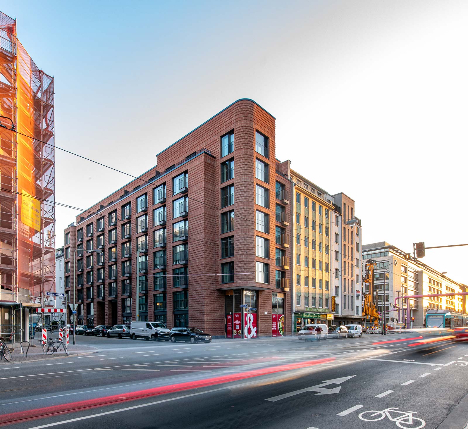 Imposantes Wohngebäude mit Klinkerfassade in der Mainzer Landstraße Frankfurt.