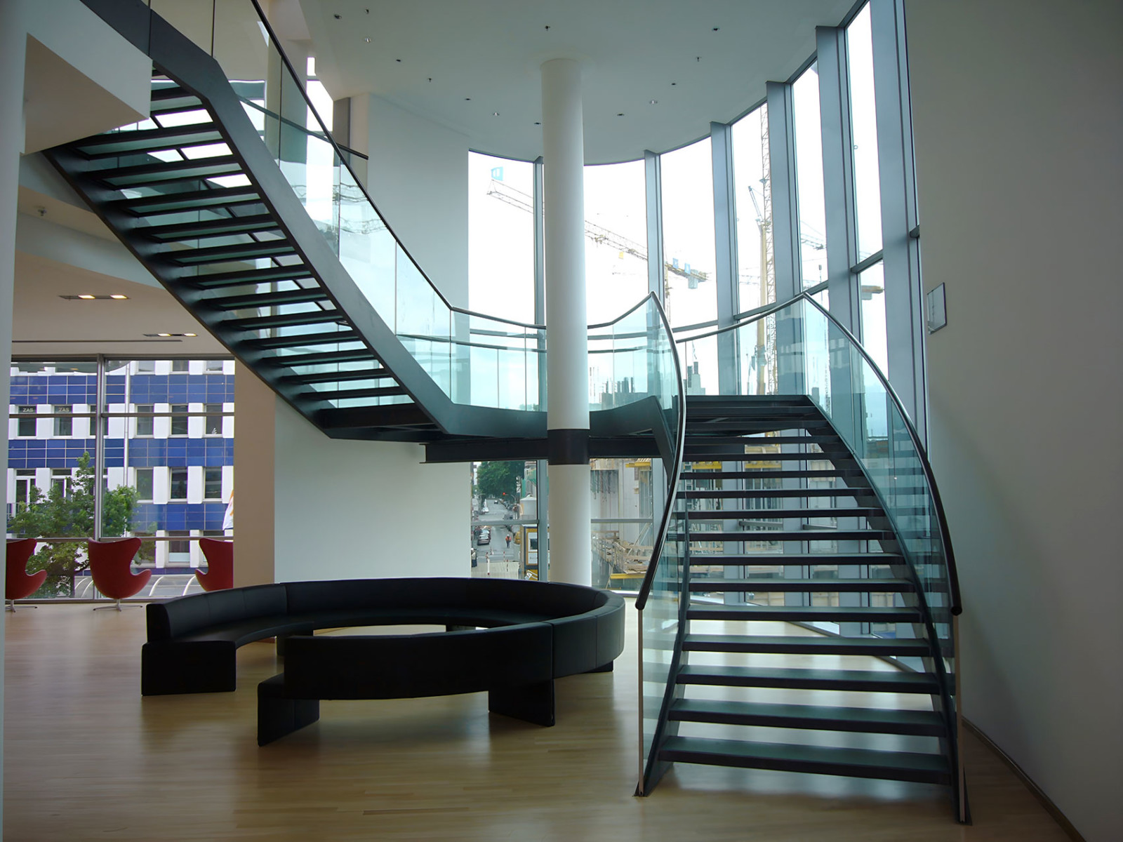 Treppe aus Metall mit Glas-Geländer