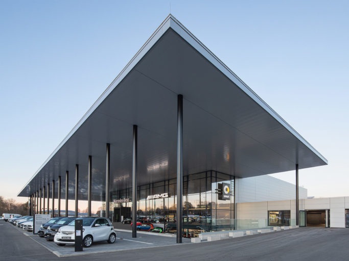 Der Mercedes Showroom in Augsburg von außen.