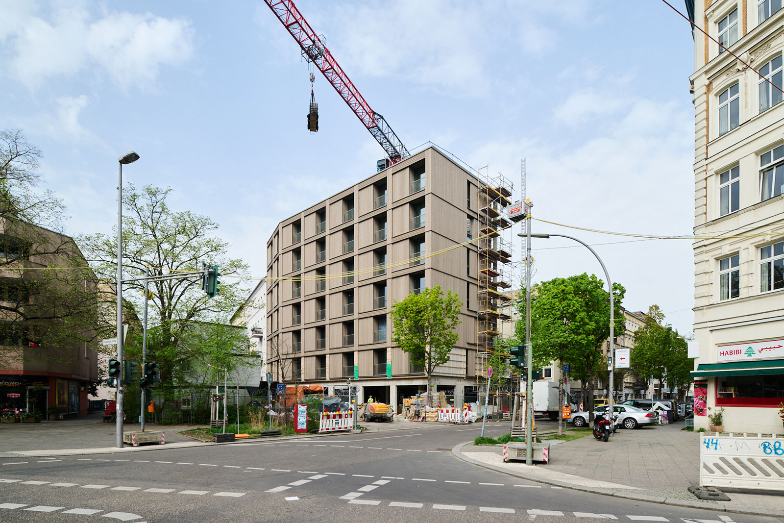 Fotografie vom MOA Wood in Berlin. Hinter dem Holzhochhaus steht noch ein Baukran