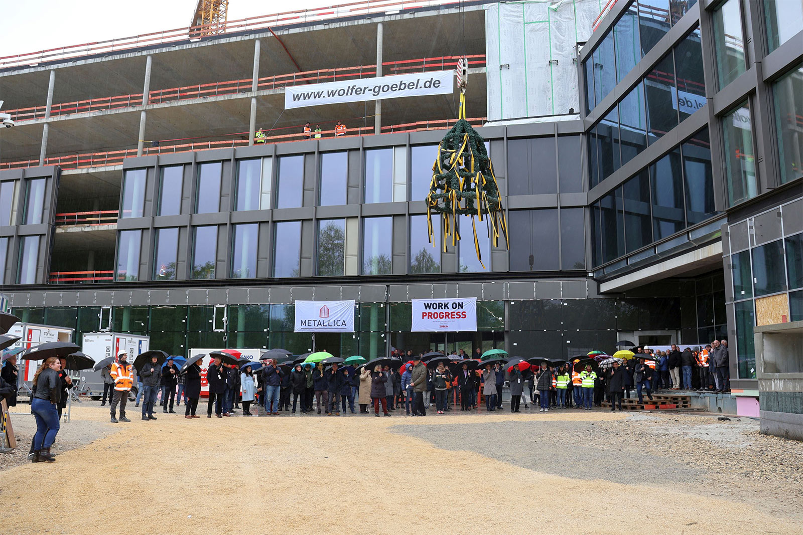 Richtkranz schwebt vor dem Neubau des Landratsamts Esslingen.