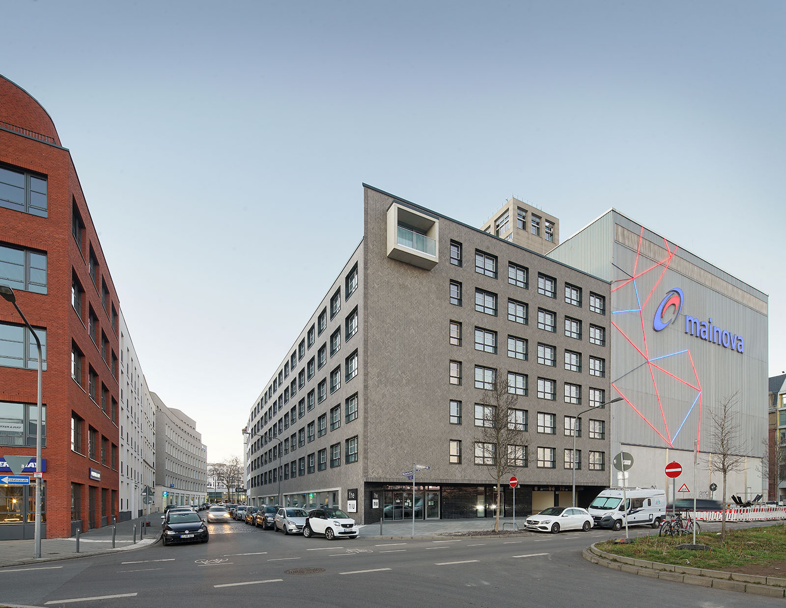 Bild des Hotel NIU Coin Frankfurt: Braune Klinkerfassade mit nur einem kleinen Balkon im obersten Stockwerk.