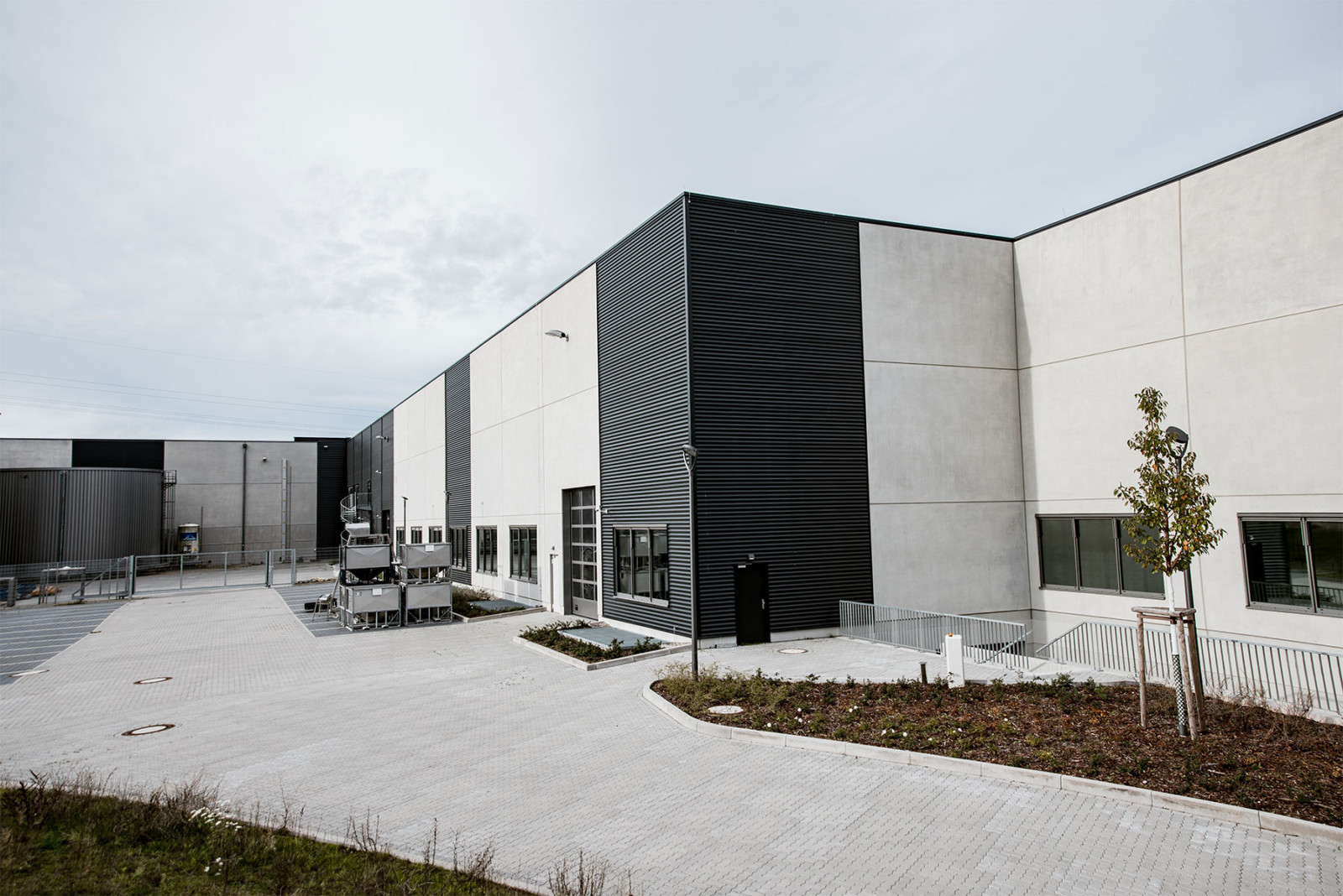 Neubau der Omnitrade Betriebsflächen in Siek: Lagerhalle mit weiß-grauer Fassade