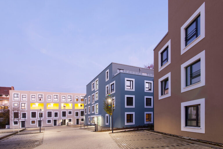 Foto der verschiedenfarbigen Wohnblöcke des GustavsHof Offenbach.