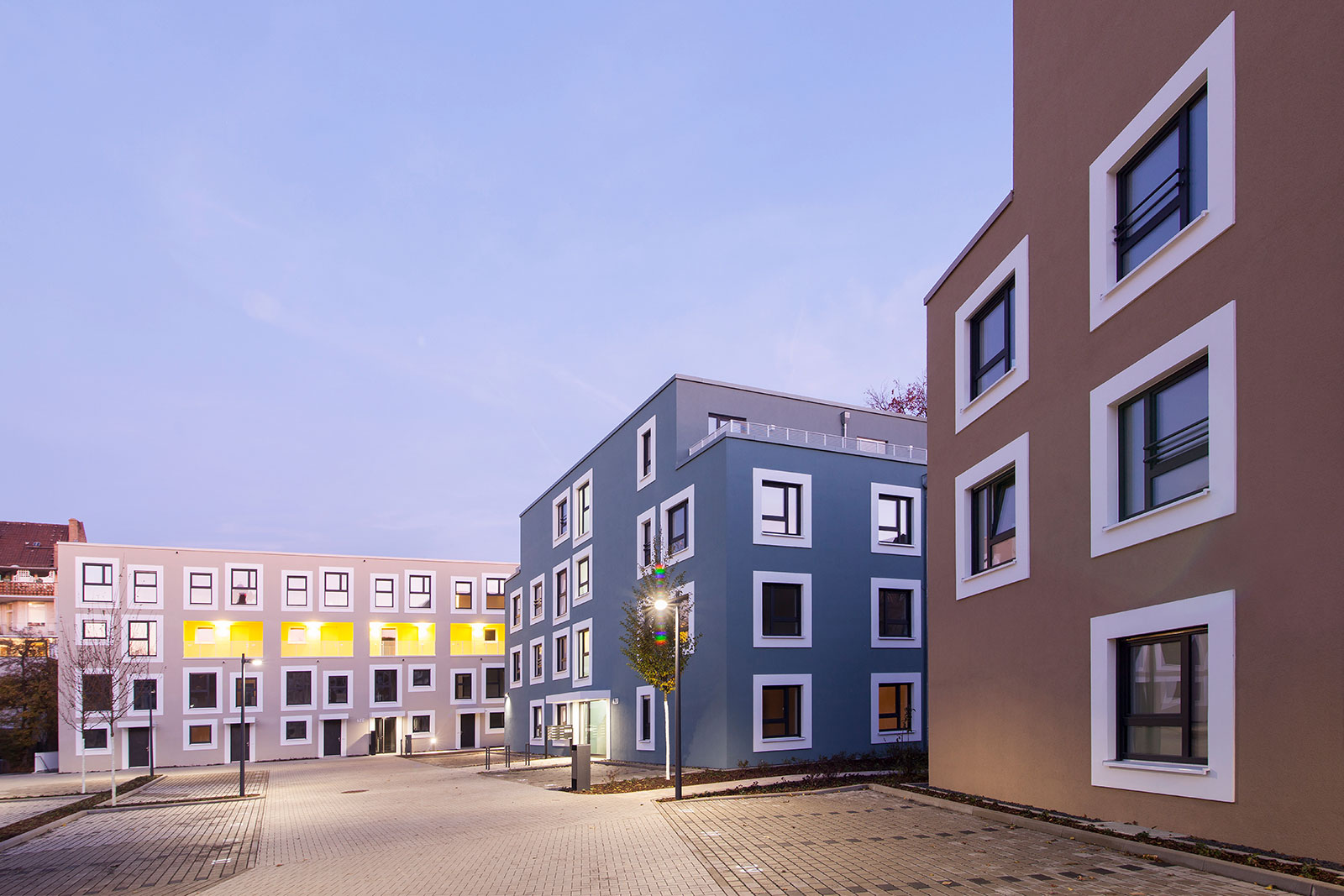 Foto der verschiedenfarbigen Wohnblöcke des GustavsHof Offenbach.