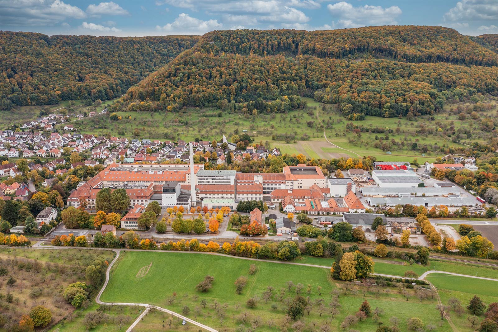 Luftaufnahme von der Papierfabrik Scheufelen in Lenningen, wo das neue Scheufelen Quartier entstehen soll.
