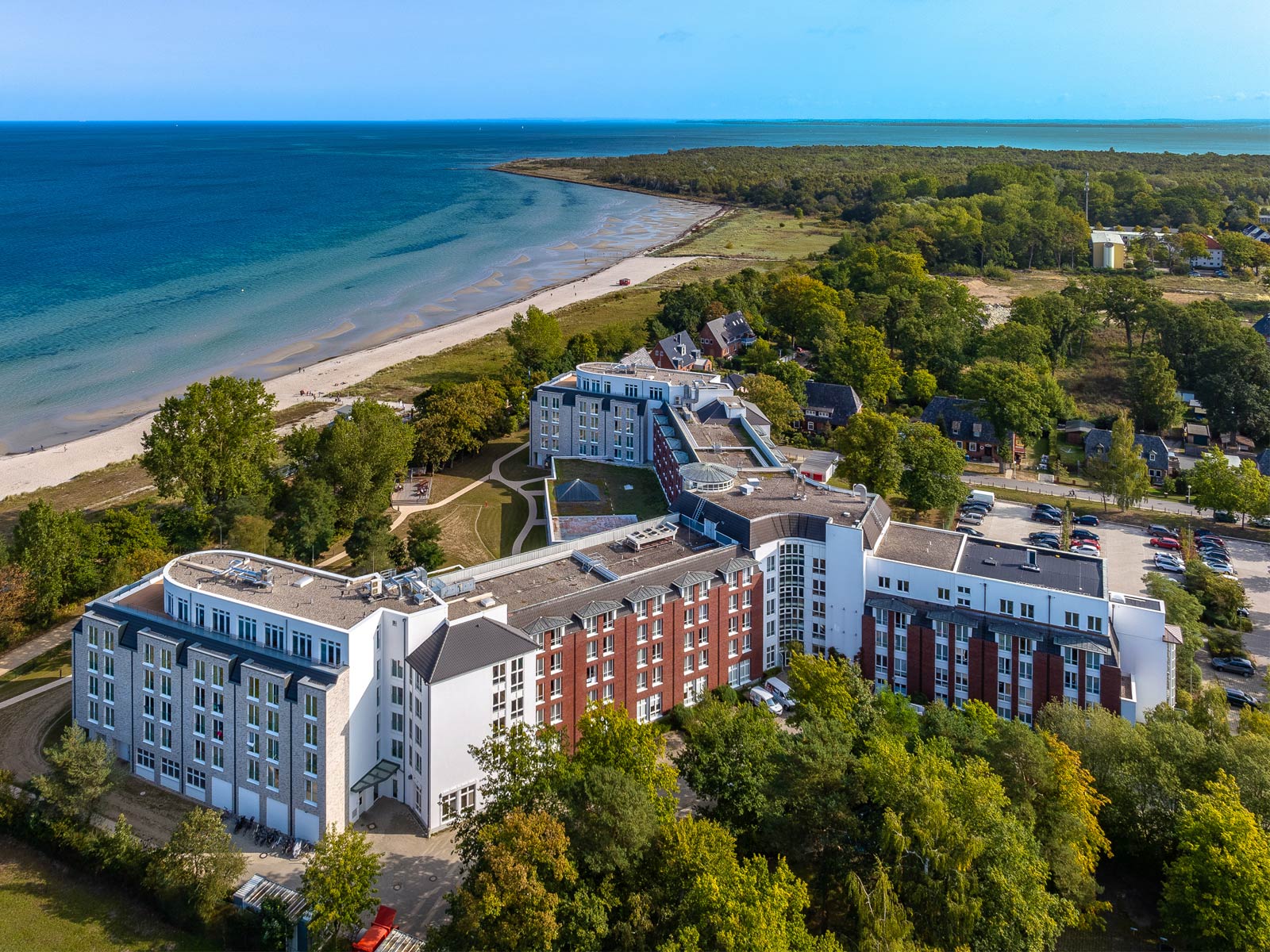Luftaufnahme eines zwischen üppigem Grün Hotels am Meer