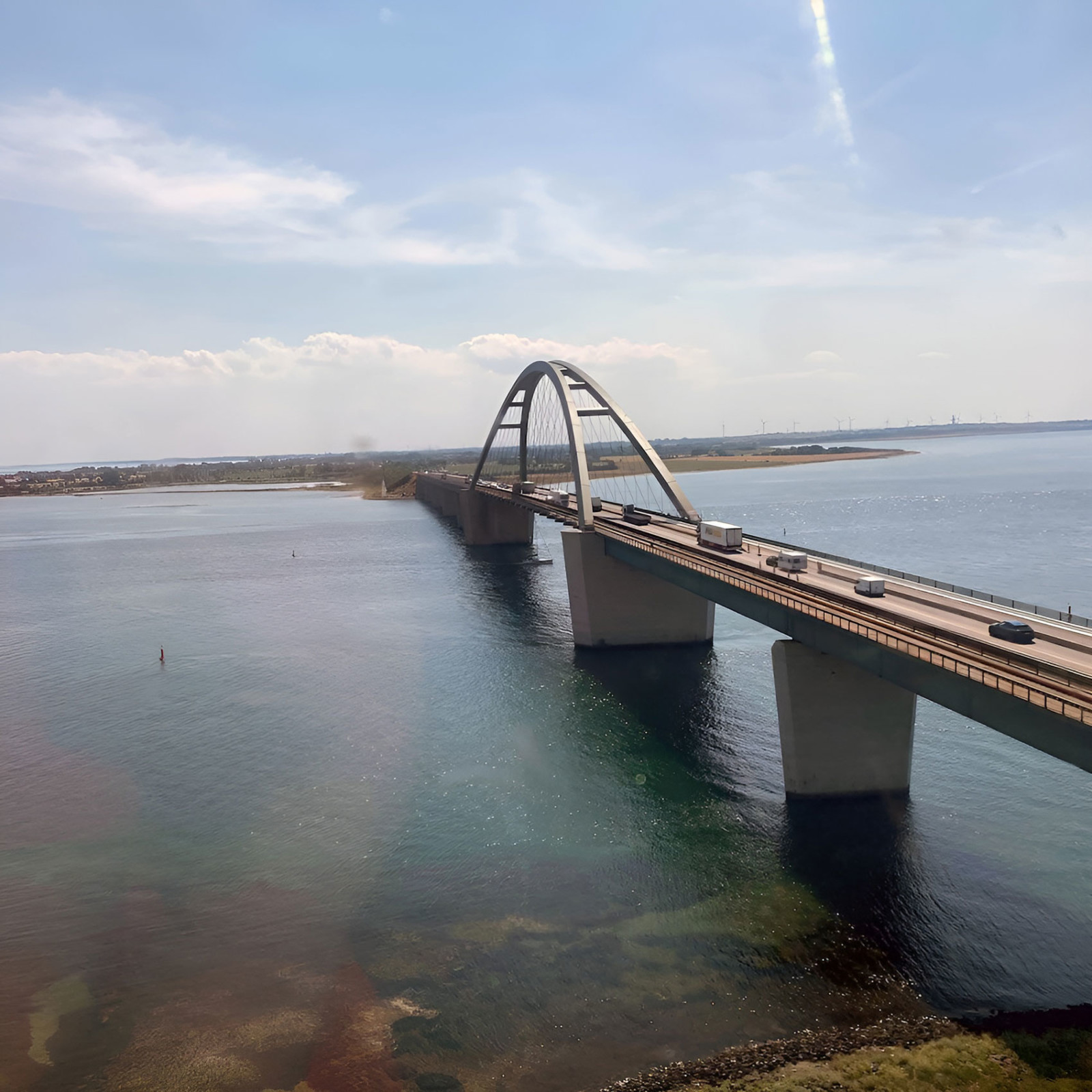 Eine Brücke führt über einen Fluss