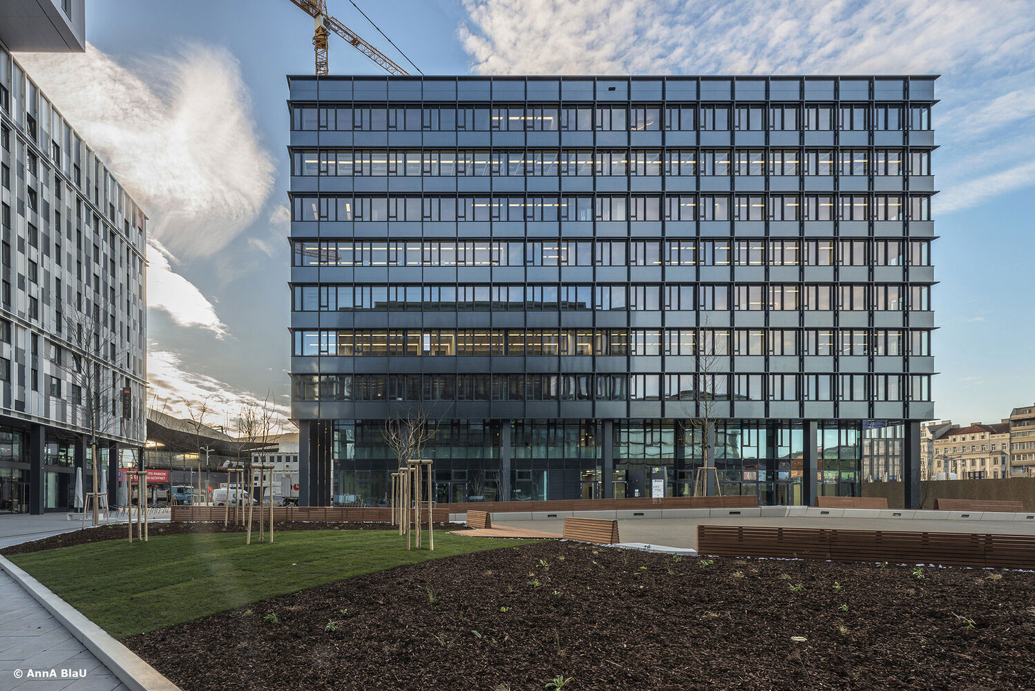 Neunstöckiges Haus mit Glasfassade