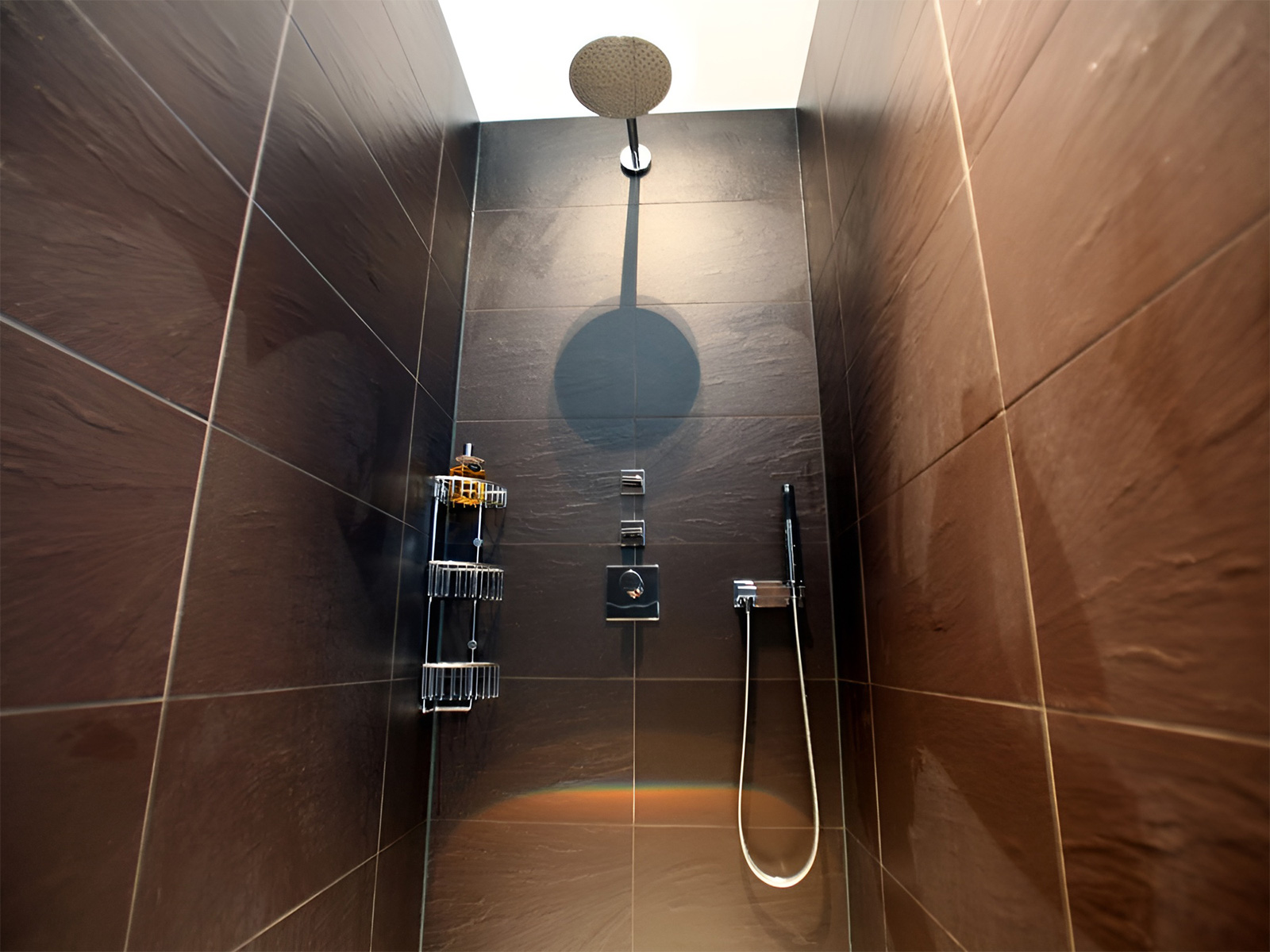 Sanitär, Dusche mit braunen Fliesen, Duschkopf