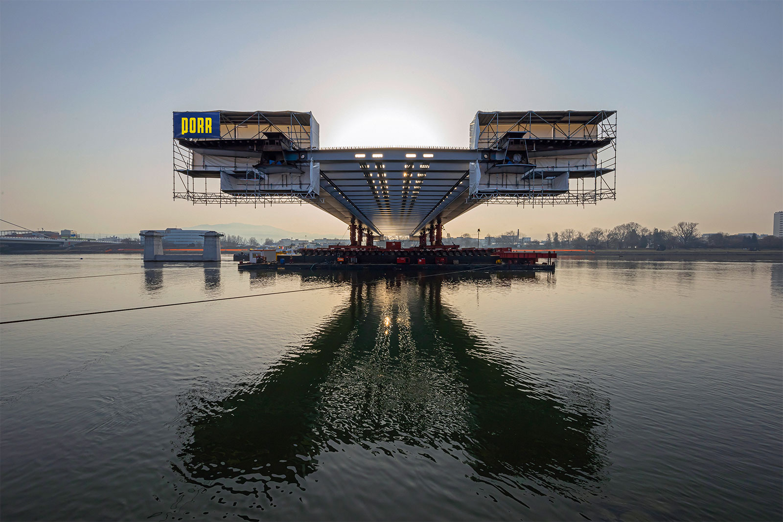 Foto: Querschnitt einer unfertigen Brücke, die über einem Fluss endet und von Porr gebaut wird.