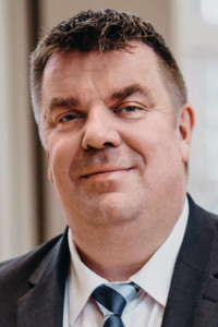 Portraitfoto von Oberbürgermeister Feist, begleitend zum Beitrag über die Stadtentwicklung in Wilhelmshaven.