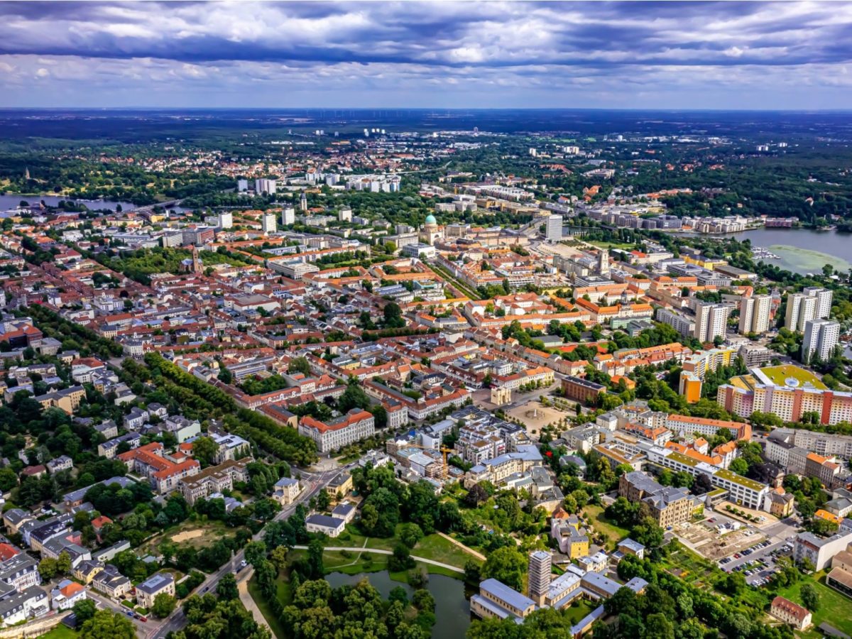 Die Luftaufnahme der Stadt Potsdam zeigt die Stadtentwicklung rund um die Havel.