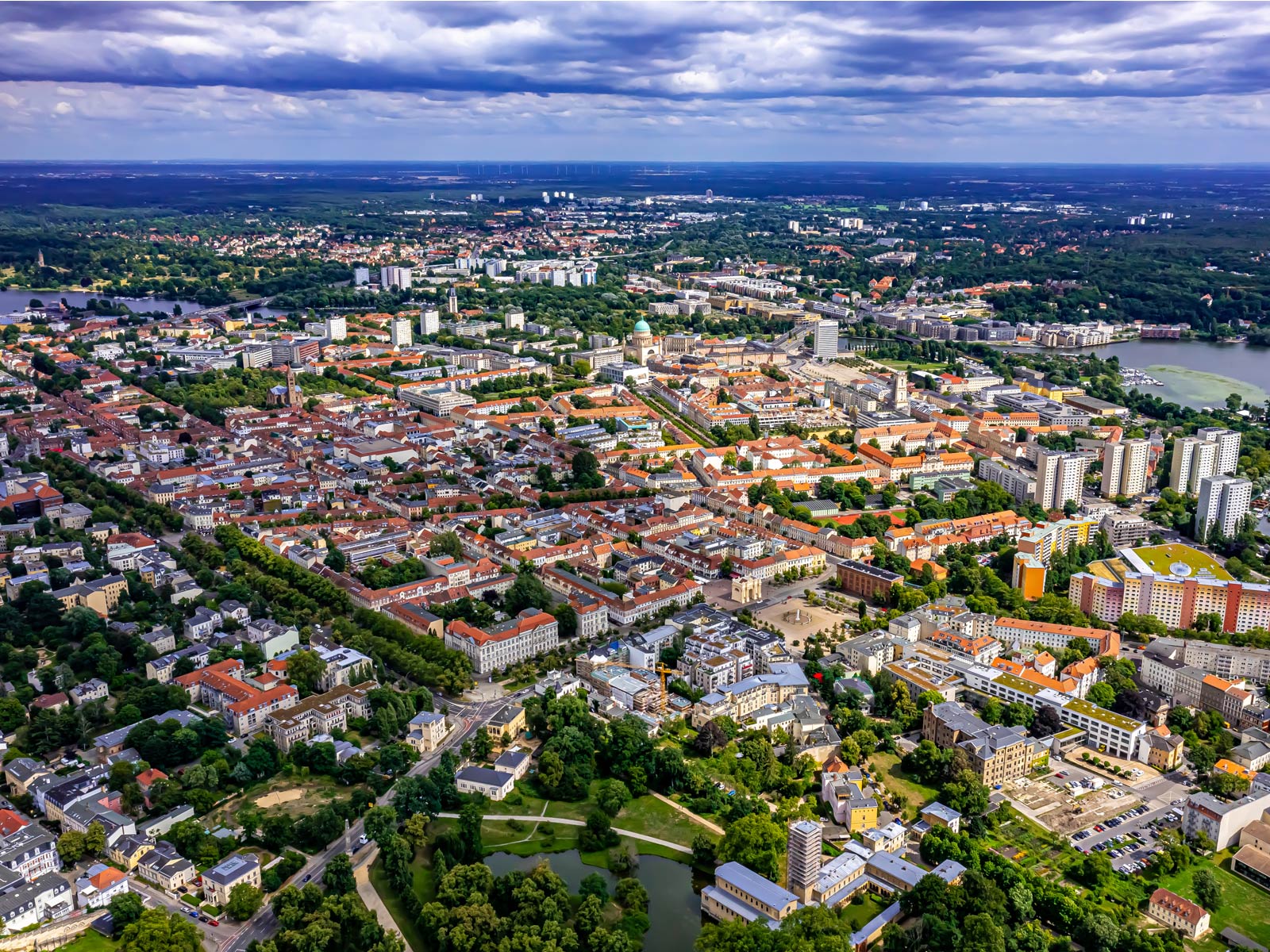 Die Luftaufnahme der Stadt Potsdam zeigt die Stadtentwicklung rund um die Havel.
