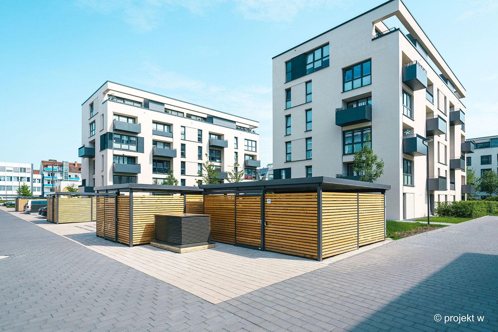 Das Profilbild der Firma projekt w aus Salzkotten zeigt ein Wohnhaus mit Einhausungen & Überdachungen nach Maß davor.