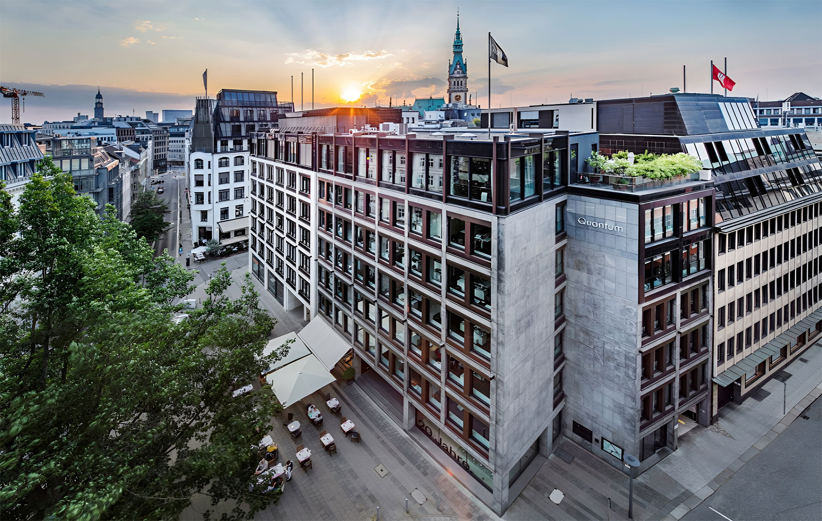 Eine Immobilie (Asset) mit dem Logo der Quantum Immobilien AG bei Sonnenaufgang.