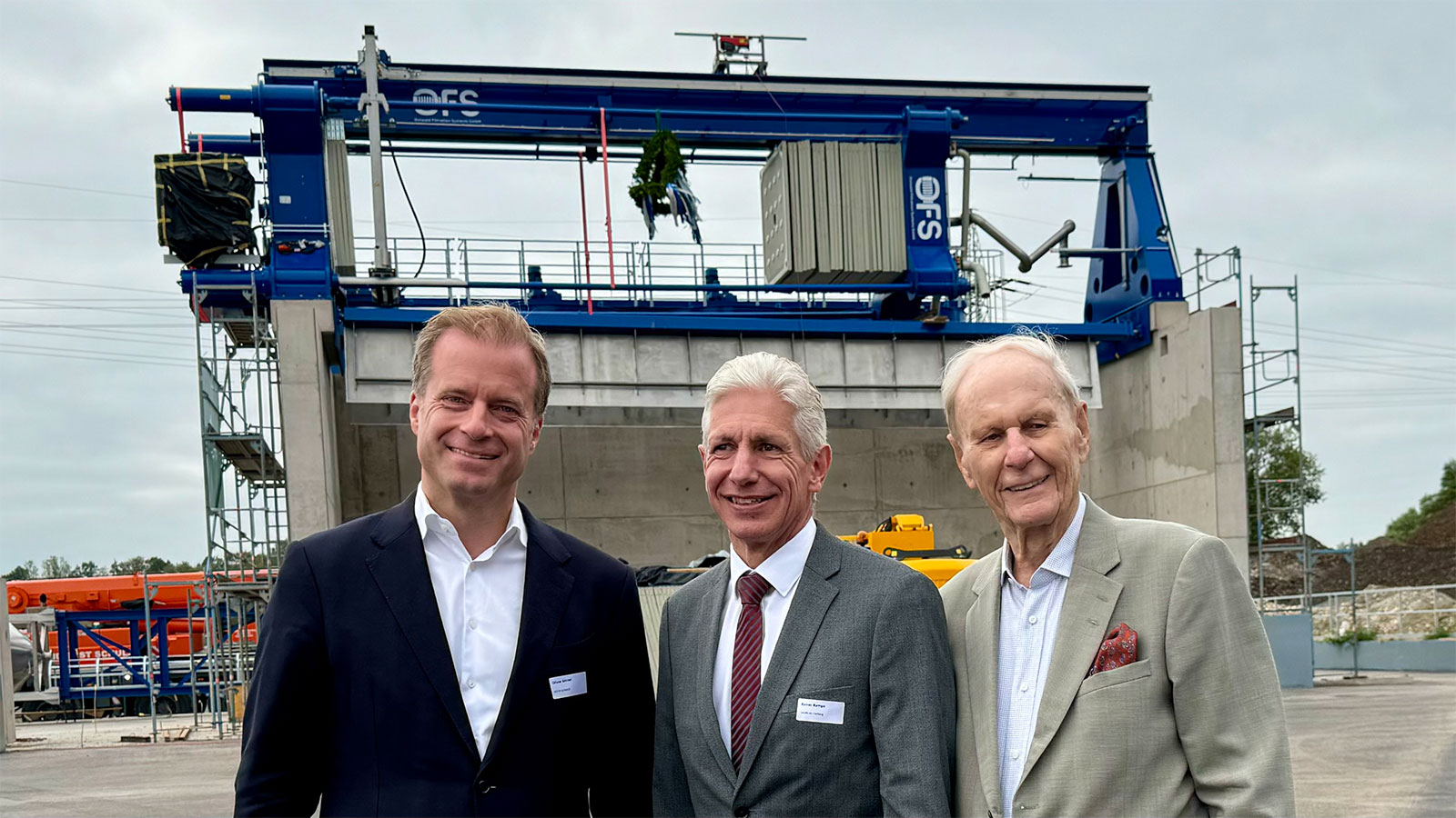 Drei Männer beim Richtfest der Recyclinganlage ORCA von OTTO DÖRNER in Seevetal.