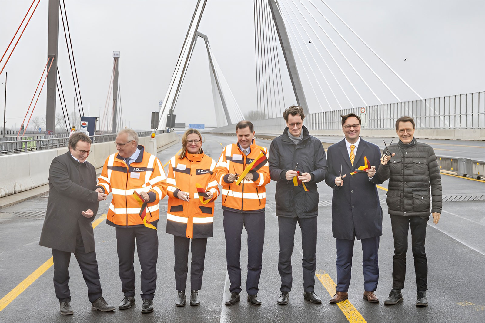 Der erste Teil der Rheinbrücke der A1 in Leverkusen ist fertig. 7 Personen eröffnen die Brücke.