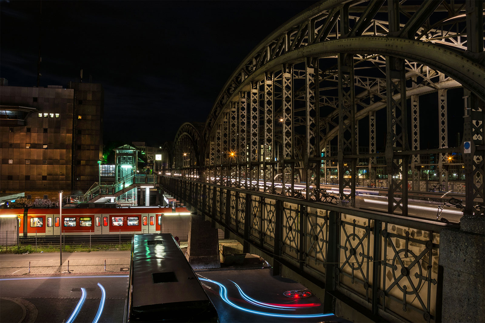 Hackerbrücke in München bei Nacht, hier wird die S5 ab 2025 fahren.