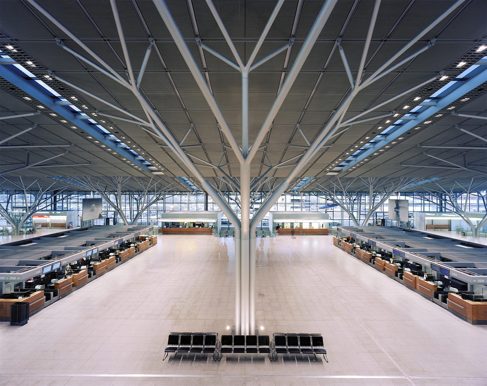Baumstützen im Inneren des Flughafen Stuttgart, für dessen Sanierung gmp den Zuschlag erhalten hat.