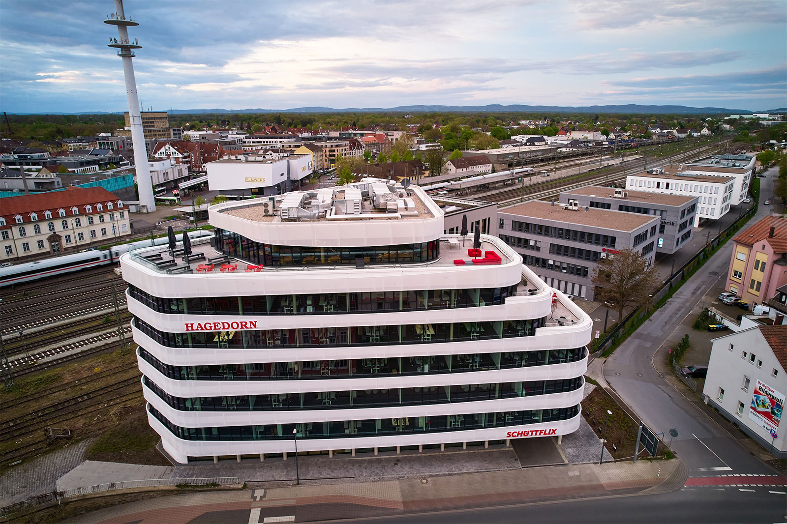 Der V-förmige, 26m hohe Schüttflix-Tower steht in Gütersloh, im Hintergrund der Fernseh-Turm.