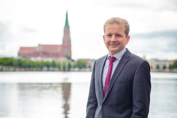 Portraitfoto von Dr. Rico Badenschier, Oberbürgermeister der Landeshauptstadt Schwerin