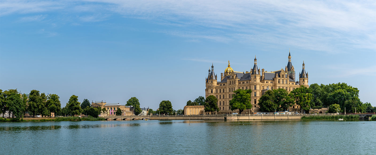 Das Bild zum Beitrag über die Stadtentwicklung in Schwerin zeigt das Schweriner Schloss.