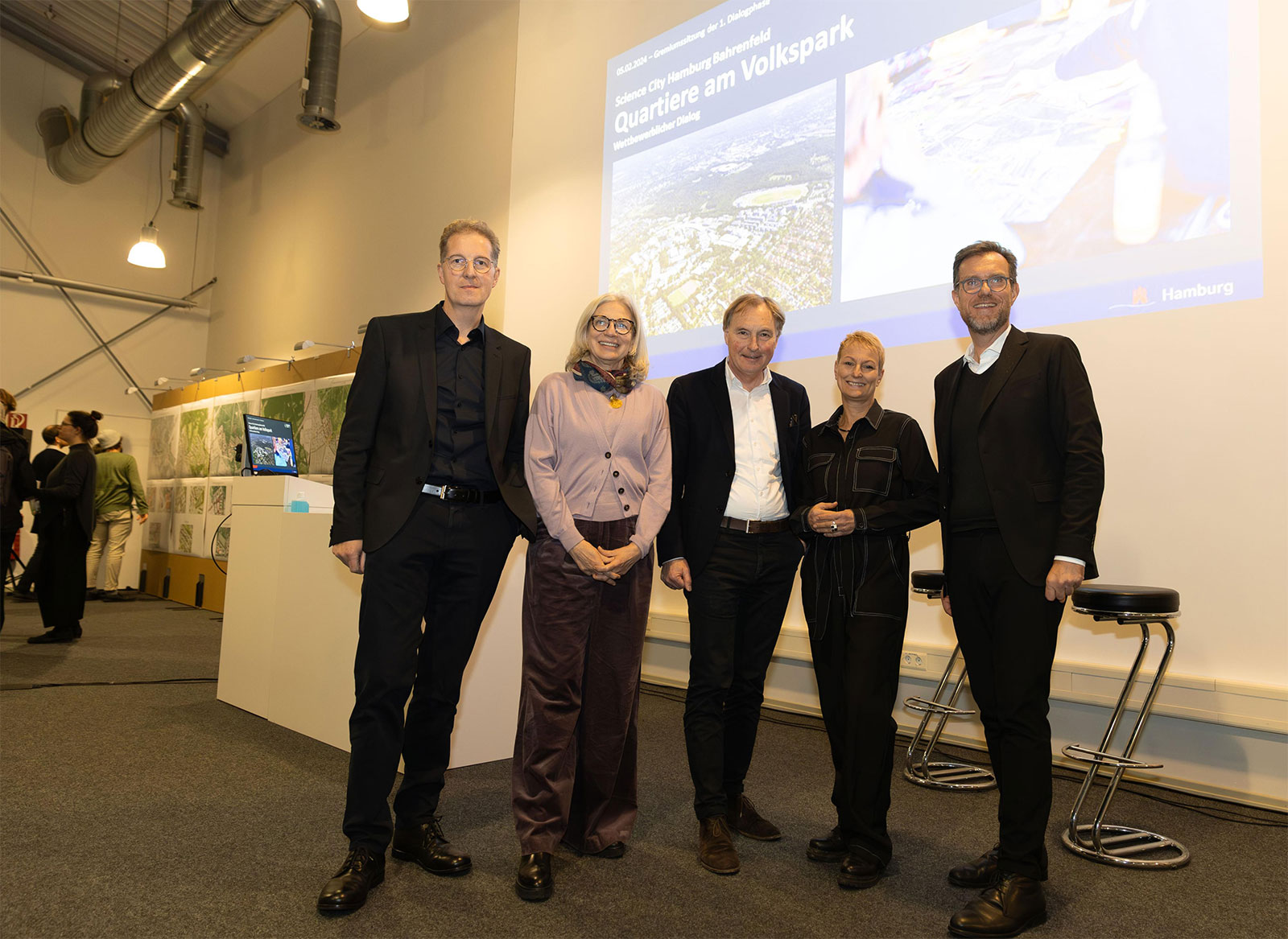 Mitglieder des Auswahlgremiums für den Wettbewerblichen Dialog zu den Quartieren am Volkspark (v.l.n.r.): Franz Josef Höing, Oberbaudirektor Hamburg; Andrea Gebhard, stellvertretende Juryvorsitzende / mahl gebhard konzepte Landschaftsarchitekten; Reiner Nagel, Jury-Vorsitzender / Vorstandsvorsitzender Bundesstiftung Baukultur; Dr. Stefanie von Berg, Leiterin Bezirksamt Altona; Dr. Andreas Kleinau, Vorsitzender der Geschäftsführung der Science City Hamburg Bahrenfeld GmbH