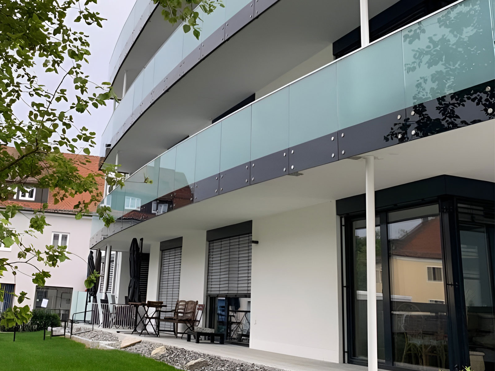 Das Profilbild von Seltan Bau zeigt ein Mehrfamilienhaus.
