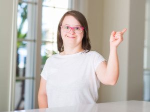 Junge Frau mit Downsyndrom symbolisiert den mangel an Sozialwohnungen für menschen mit Behinderungen. 