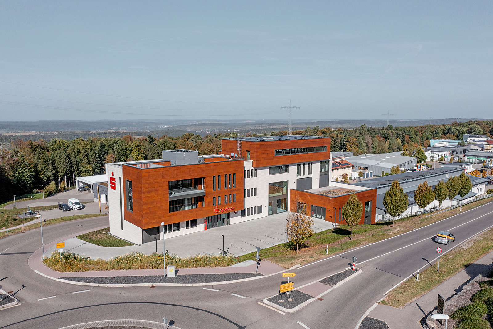 Die neue Filiale der Sparkasse von außen