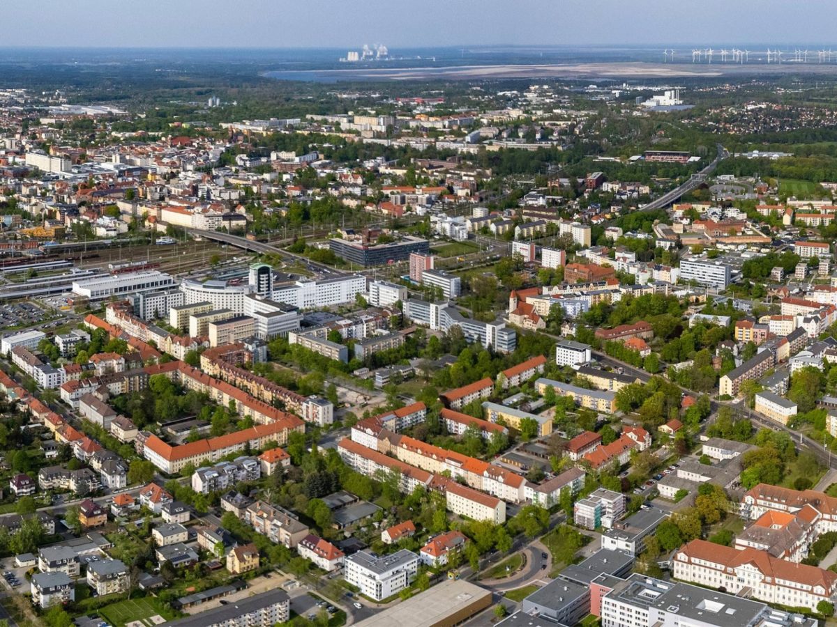 Luftaufnahme der Stadt Cottbus, auf der die Stadtentwicklung zu sehen ist.